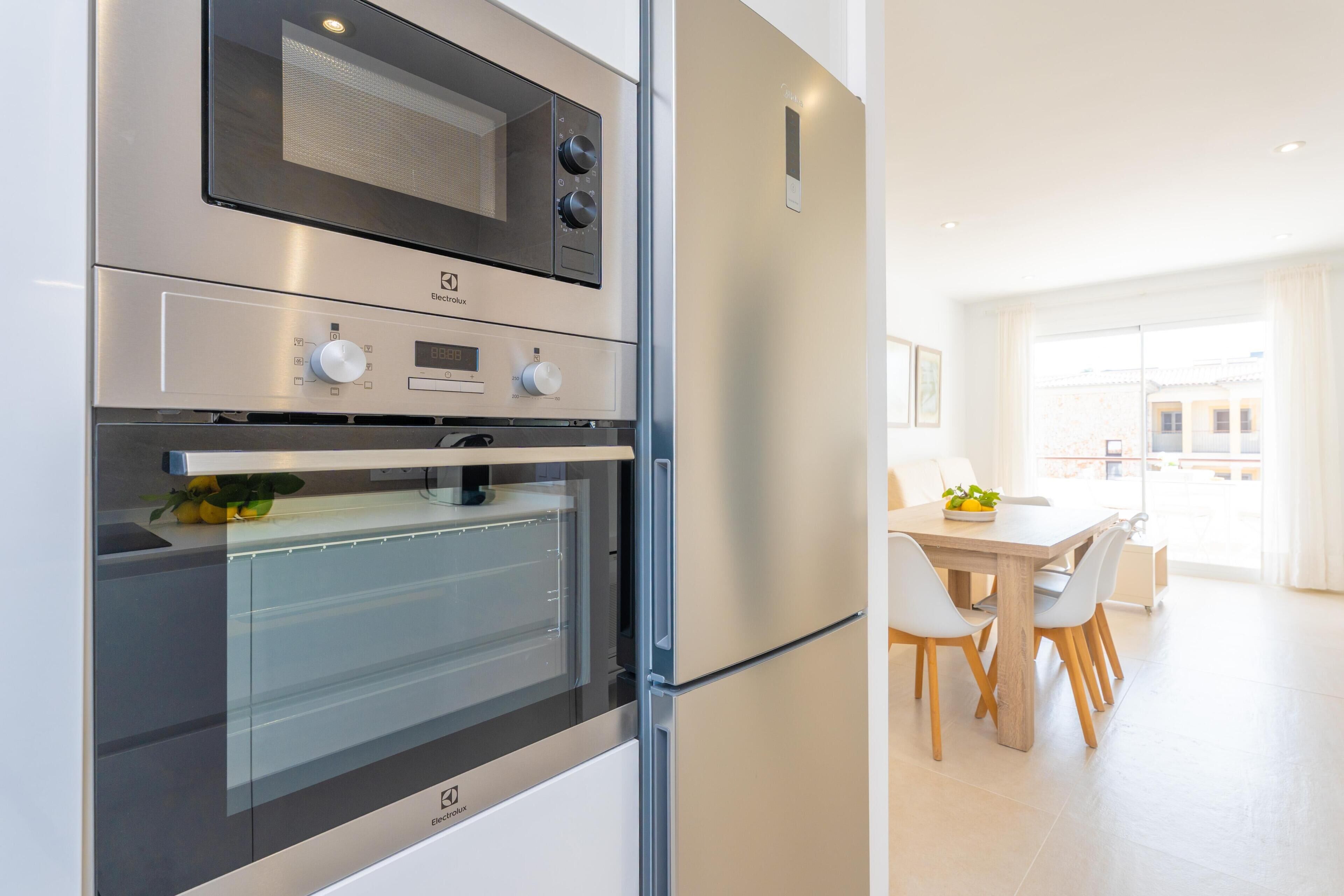 Een koelkast, een magnetron, een oven, een kookplaat