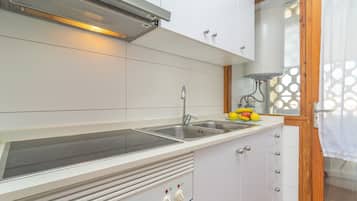 Køleskab, mikrobølgeovn, ovn, kogeplade