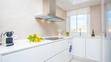 KylskÄp, mikrovÄgsugn, ugn och spishÀll