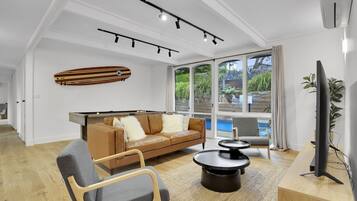 Smart-TV, Netflix, DVD-Player, Tischtennisplatte