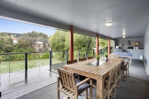 Outdoor dining - Haven at Rye by Ready Set Stay - Tennis, pool and WIFI (Rye)
