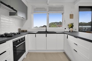 Fridge, microwave, oven, stovetop - Haven at Rye by Ready Set Stay - Tennis, pool and WIFI (Rye)