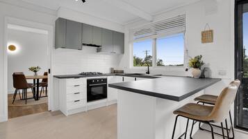 Een koelkast, een magnetron, een oven, een kookplaat