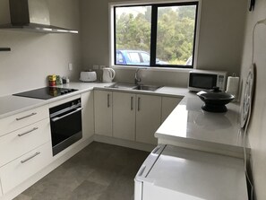 Fridge, microwave, oven, stovetop - Cottage on the Pond (Westport)