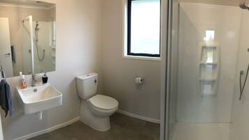 Chuveiro, secador de cabelo, toalhas de banho, sabonete