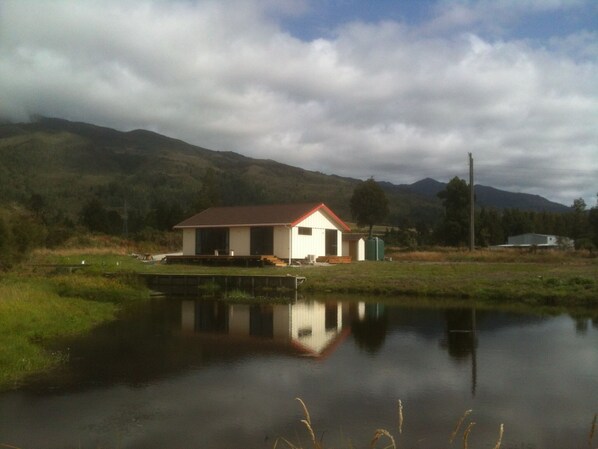 Exterior - Cottage on the Pond (Westport)