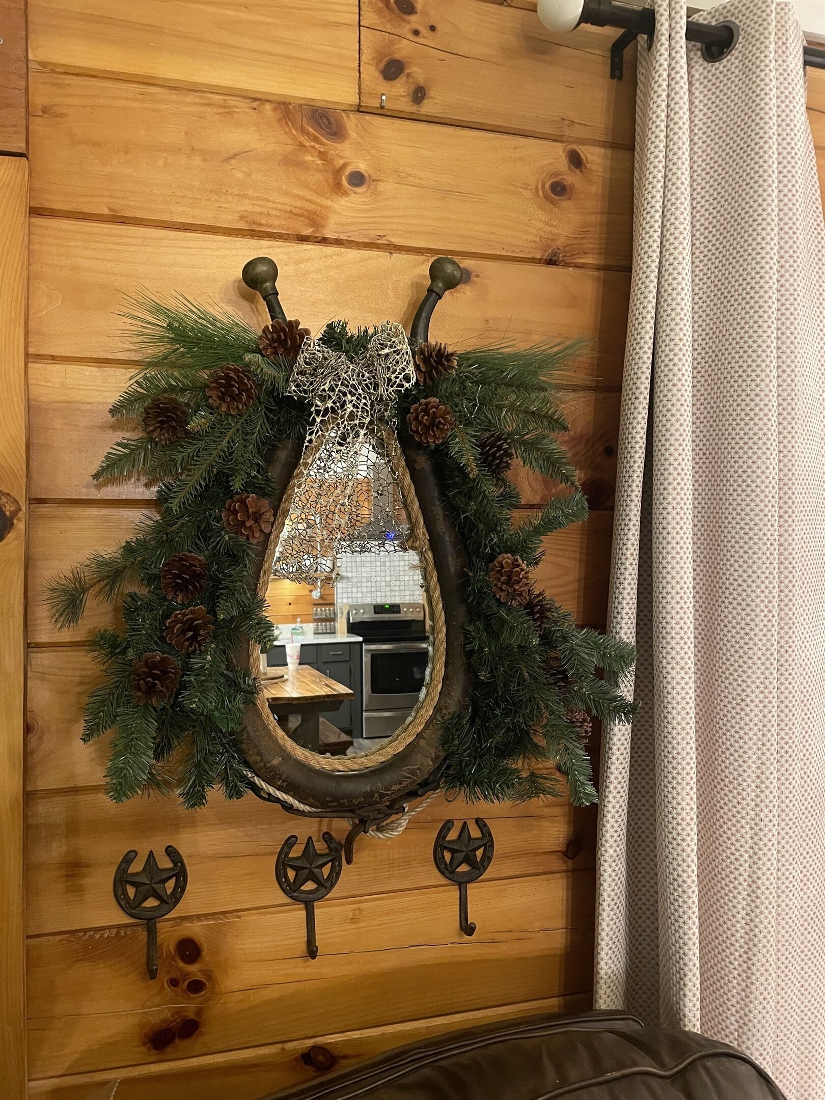 Eine rustikale Holzwand mit einer Zierkrans und Haken.
