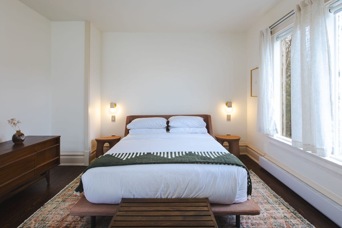 Queen Suite Colden | Frette Italian sheets, premium bedding, individually furnished
