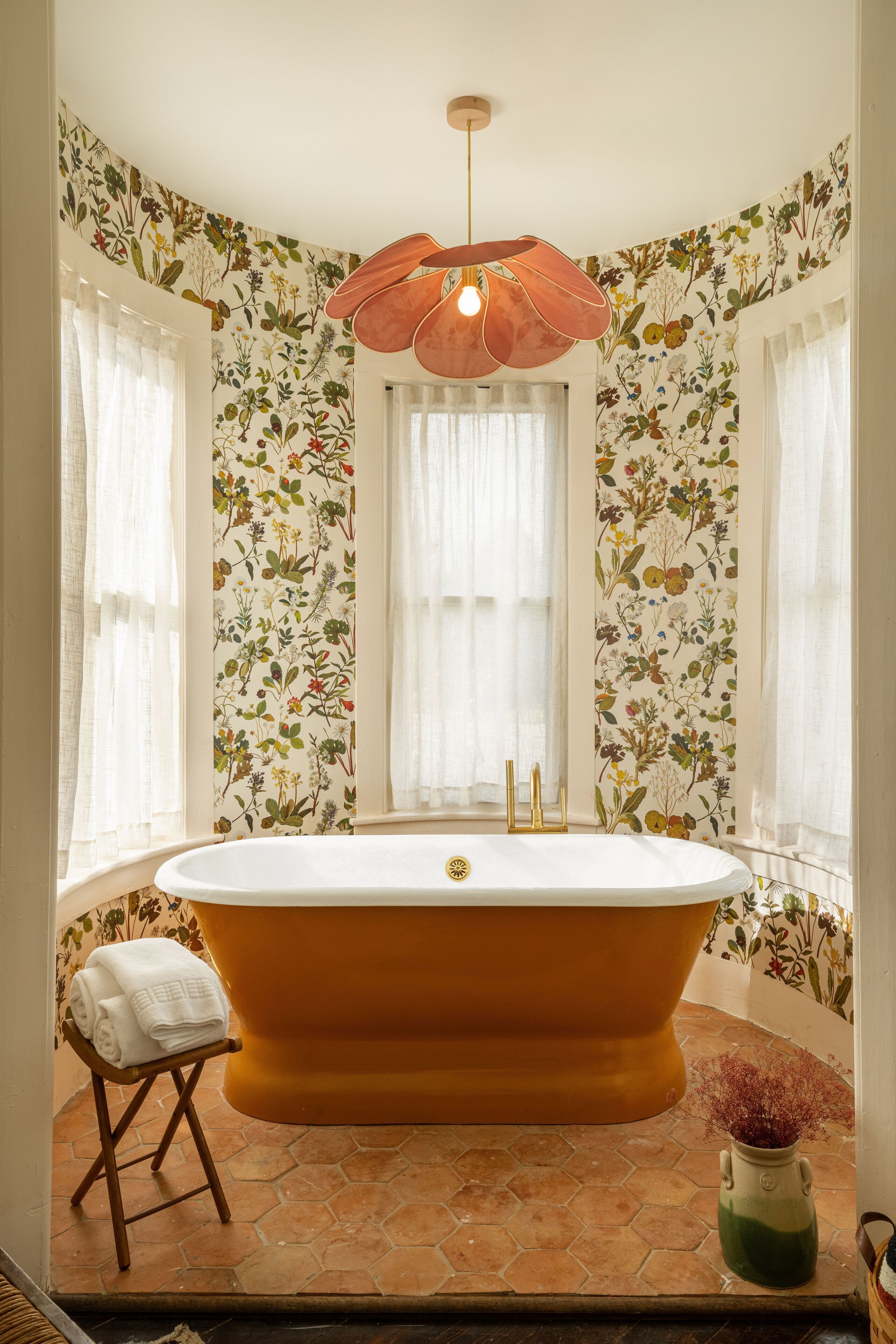king + twin suite | deep-soaking bathtub