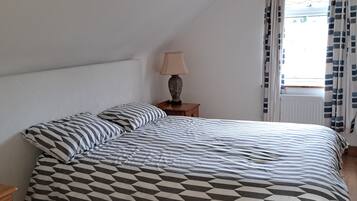 5 bedrooms, iron/ironing board, WiFi, bed sheets