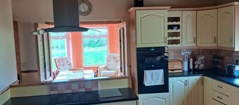 Spacious 6-Bed House 10 minutes from Knock Airport