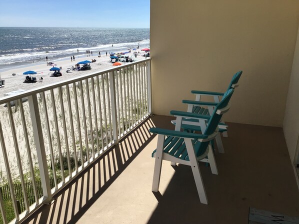 En balkon med udsigt over en strand.