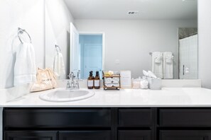 Baignoire, séchoir à cheveux, serviettes fournies, savon