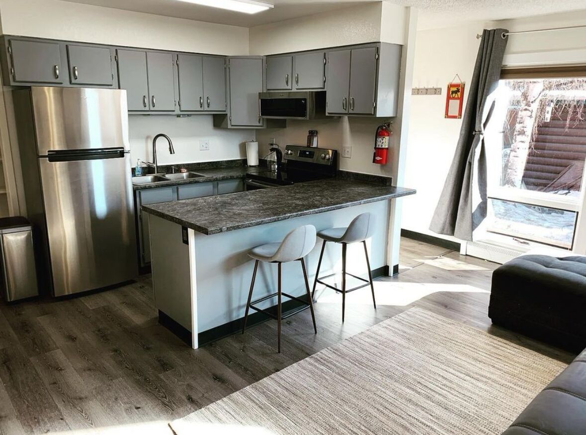 Kjøleskap, mikrobølgeovn, ovn og kokeplater