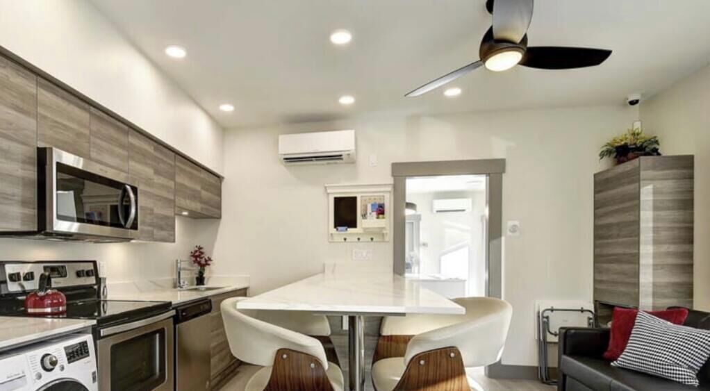 Réfrigérateur, micro-ondes, four, plaque de cuisson