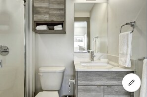 Douche, séchoir à cheveux, serviettes fournies, savon