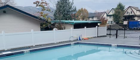 Una piscina al aire libre, una piscina climatizada