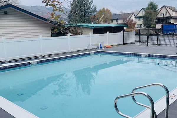 Alberca al aire libre y alberca climatizada