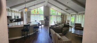 " Touch of Kansas " with Hot tub in Tan Tar A Estates! Bordering Margaritaville!