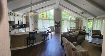 " Touch of Kansas " with Hot tub in Tan Tar A Estates! Bordering Margaritaville!