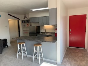 Fridge, microwave, oven, stovetop - 🚀 The Landing Pad 🛬 Loaded 1 Bedroom Apartment! 🏡 (Anchorage)