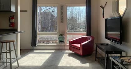 🚀 The Landing Pad 🛬 Loaded 1 Bedroom Apartment! 🏡