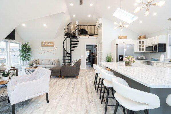 Smart TV, chimenea, videojuegos y futbolito