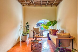 Parihoitohuone(ita), sauna, poreallas, vartalohoitoja, aromaterapiaa