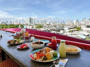Café da manhã com buffet todos os dias mediante uma taxa