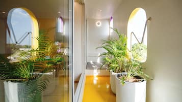 The Artist L | 埃及棉床單、高級寢具、Tempur-Pedic 床墊、迷你吧