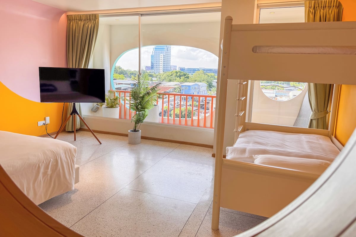 Artist Family | Egyptian cotton sheets, premium bedding, Tempur-Pedic beds, minibar