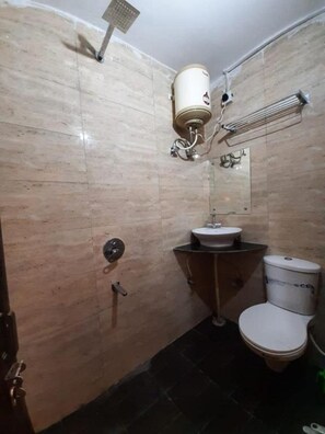 Shower, rainfall showerhead, free toiletries, bathrobes