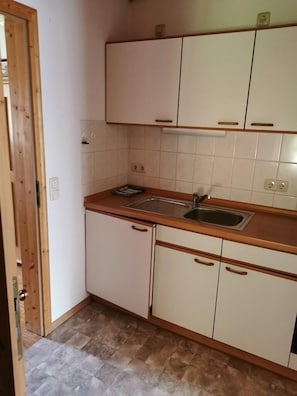 Fridge, oven, stovetop, coffee/tea maker