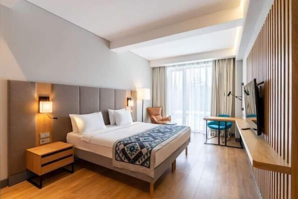 Hypo-allergenic bedding, laptop workspace, soundproofing, free WiFi