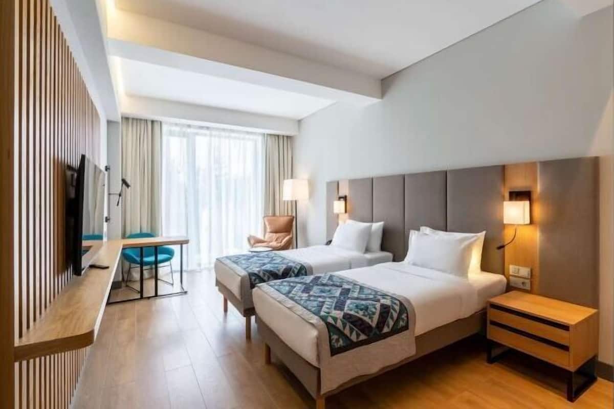Hypo-allergenic bedding, laptop workspace, soundproofing, free WiFi