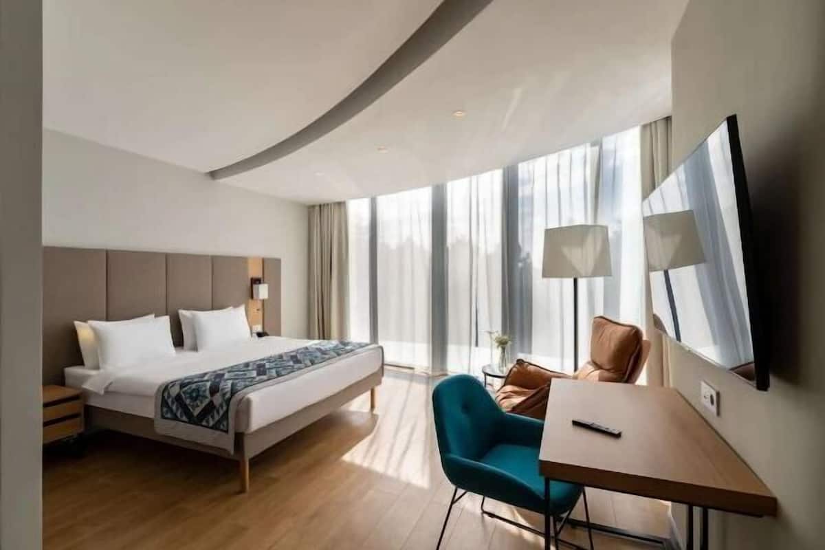 Hypo-allergenic bedding, laptop workspace, soundproofing, free WiFi
