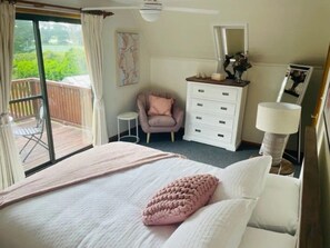 4 bedrooms, desk, laptop workspace, iron/ironing board - Martha's ......... Your hideaway in the highlands. (Burradoo)