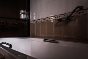 Ensemble douche/baignoire, serviettes fournies