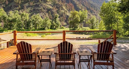 Riverfront, Fishing, Kayaking, Hot Tub, Pickleball at River's Fork Lodge