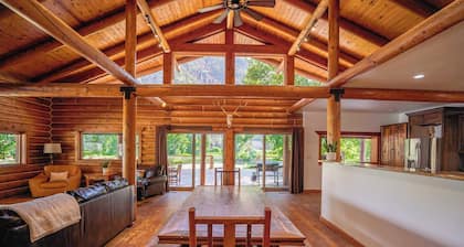 Riverfront, Fishing, Kayaking, Hot Tub, Pickleball at River's Fork Lodge