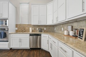 冰箱、微波炉、烤箱、炉灶