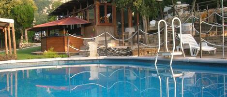 Una piscina al aire libre