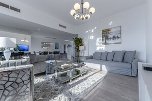 Living area - Marco Polo - Marvelous & Luxurious Apt With Dubai Eye & Sea View (Dubai)