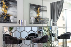 Living area - Marco Polo - Marvelous & Luxurious Apt With Dubai Eye & Sea View (Dubai)