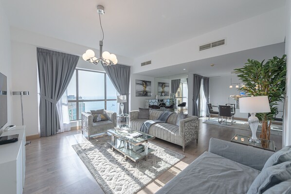 Living area - Marco Polo - Marvelous & Luxurious Apt With Dubai Eye & Sea View (Dubai)
