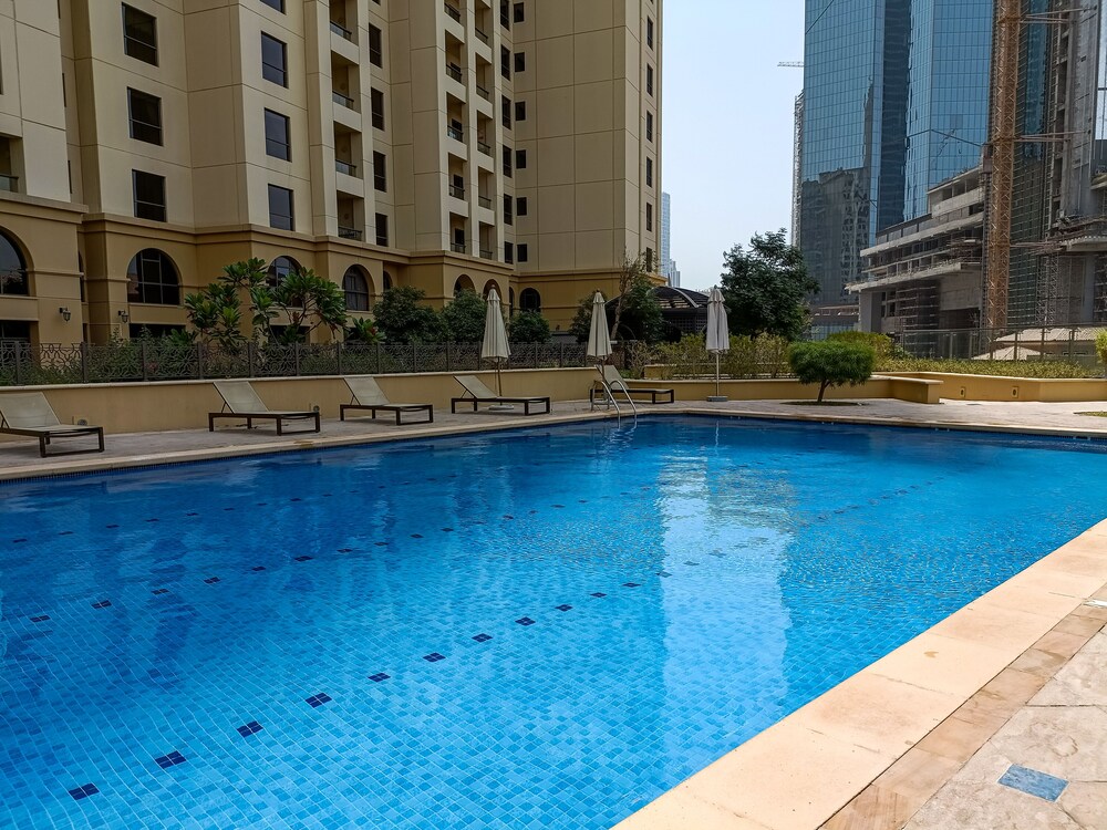 Spacious 1BR High Floor Apt with Marina Views — photo 17