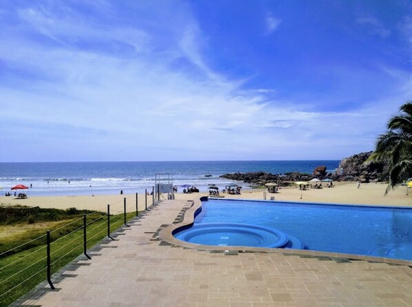 Outdoor pool, a heated pool - Brujas Tower Beach Resort (Mazatlán)