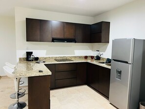 Fridge, microwave, coffee/tea maker, cookware/dishes/utensils - Brujas Tower Beach Resort (Mazatlán)