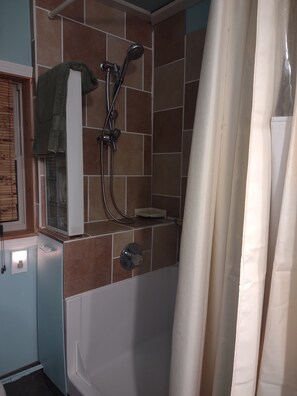 Shower, towels, toilet paper - !!  Located in Cranberry lake, Harrison Mich. Beautiful Cabin getaway,!  🏚 (Harrison)