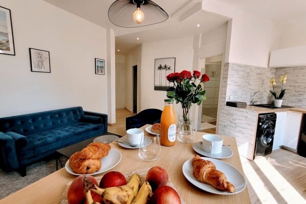 Dining - Ze Perfect Place - Comfortable 2 Bedroom Apartment - Asc - Port - Garibaldi (Nice)